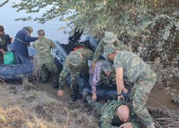 Συγκινεί η ηλικιωμένη για τον πεζοναύτη που πάτησε πάνω του – «Να έχει την ευχή μου, να τα χιλιάσει»