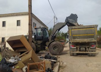 Συνεργεία του Στρατού επιχειρούν για την αποκομιδή ογκωδών