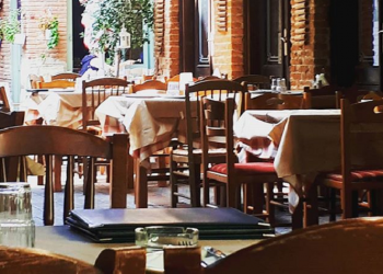 Άγριος καυγάς με κλωτσιές και μηνύσεις σε ταβέρνα για τις…δημοτικές εκλογές!