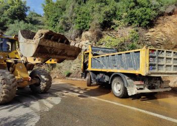 Συνεχίζονται από την Περιφέρεια οι επιχειρήσεις για την αποκατάσταση της κυκλοφορίας και τον καθαρισμό ρεμάτων-ποταμών