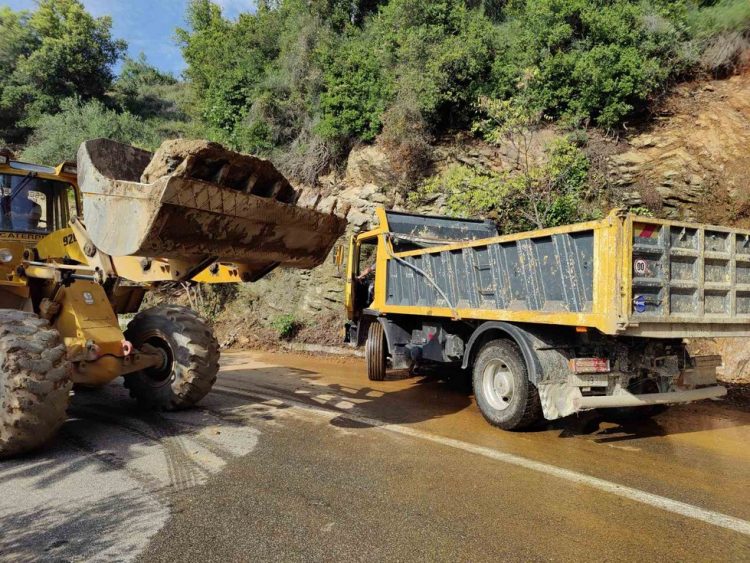 Συνεχίζονται από την Περιφέρεια οι επιχειρήσεις για την αποκατάσταση της κυκλοφορίας και τον καθαρισμό ρεμάτων-ποταμών