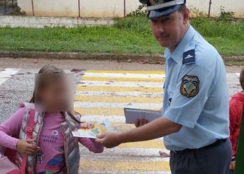 Διανεμήθηκαν ενημερωτικά φυλλάδια και σχολικά προγράμματα από αστυνομικούς σε μαθητές