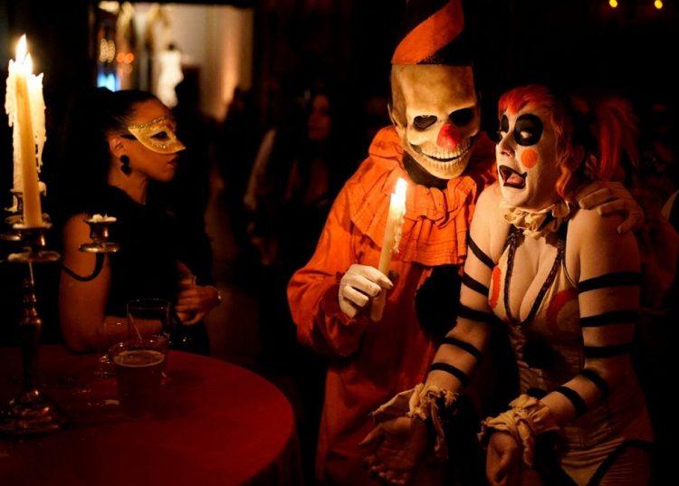 «Halloween δεν σημαίνει ότι μπορείς να χουφτώνεις τον άλλον» – Η σκοτεινή πλευρά μιας ξένης παράδοσης