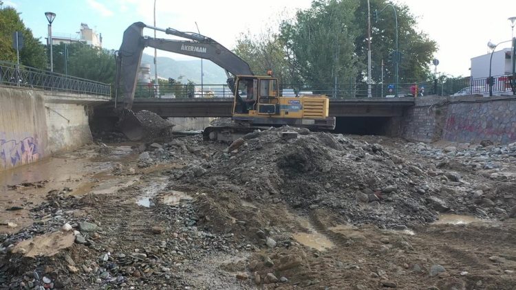 Επιχειρούν παντού τα μηχανήματα της Περιφέρειας Θεσσαλίας για τον καθαρισμό ποταμών και την αποκατάσταση αναχωμάτων
