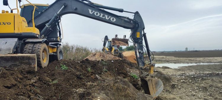 Συνεχίζονται από την Περιφέρεια οι επιχειρήσεις για την αποκατάσταση δρόμων και την ενίσχυση αναχωμάτων
