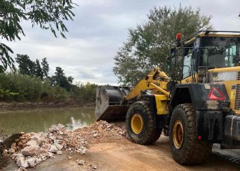 Επιχειρούν παντού τα μηχανήματα της Περιφέρειας για τον καθαρισμό ποταμών, την ενίσχυση αναχωμάτων και την αποκατάσταση δικτύου