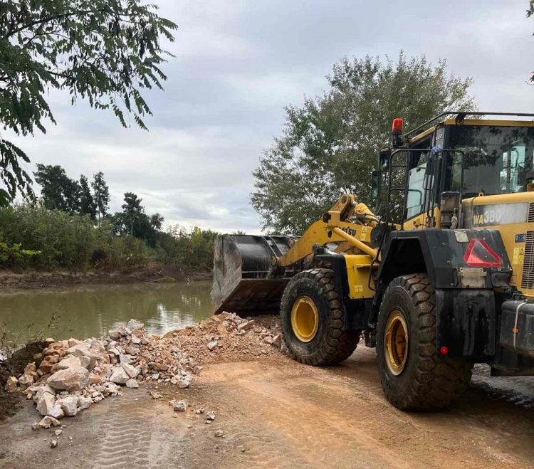 Επιχειρούν παντού τα μηχανήματα της Περιφέρειας για τον καθαρισμό ποταμών, την ενίσχυση αναχωμάτων και την αποκατάσταση δικτύου