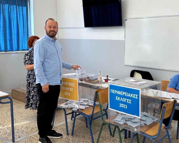 Άσκησε το εκλογικό του δικαίωμα ο υποψήφιος δήμαρχος Μουζακίου Φάνης Στάθης