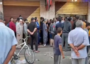 Ατελείωτες ουρές για ένα κομμάτι ψωμί στη Γάζα