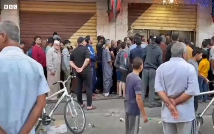 Ατελείωτες ουρές για ένα κομμάτι ψωμί στη Γάζα