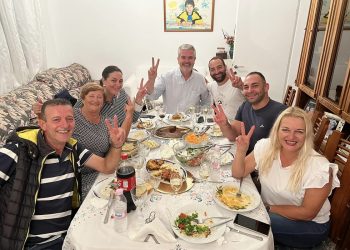 Τελικά την ιστορία τη γράφουν οι παρέες…