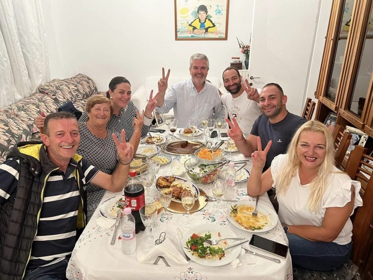 Τελικά την ιστορία τη γράφουν οι παρέες…