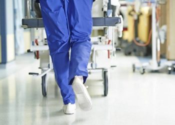 Απολογούνται ο τραυματιοφορέας και ο ιδιοκτήτης γραφείου κηδειών που έστησαν «μαγαζί» στο νοσοκομείο