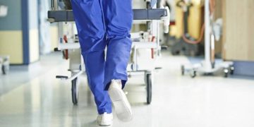 Απολογούνται ο τραυματιοφορέας και ο ιδιοκτήτης γραφείου κηδειών που έστησαν «μαγαζί» στο νοσοκομείο