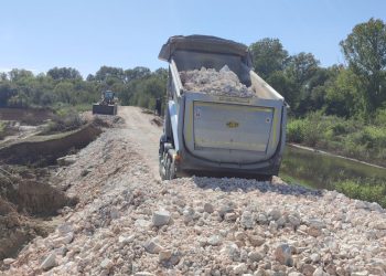 Με εντατικούς ρυθμούς συνεχίζει η Περιφέρεια Θεσσαλίας τις εργασίες αποκατάστασης οδικών δικτύων και καθαρισμού ποταμών