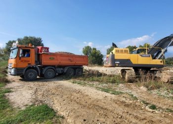 Με εντατικούς ρυθμούς συνεχίζει η Περιφέρεια Θεσσαλίας τις εργασίες αποκατάστασης οδικών δικτύων και καθαρισμού ποταμών