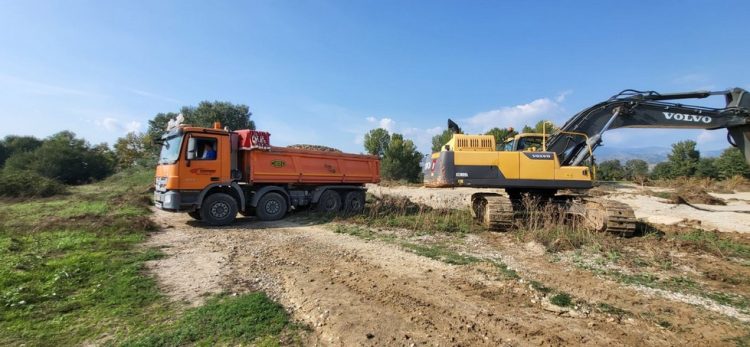 Με εντατικούς ρυθμούς συνεχίζει η Περιφέρεια Θεσσαλίας τις εργασίες αποκατάστασης οδικών δικτύων και καθαρισμού ποταμών