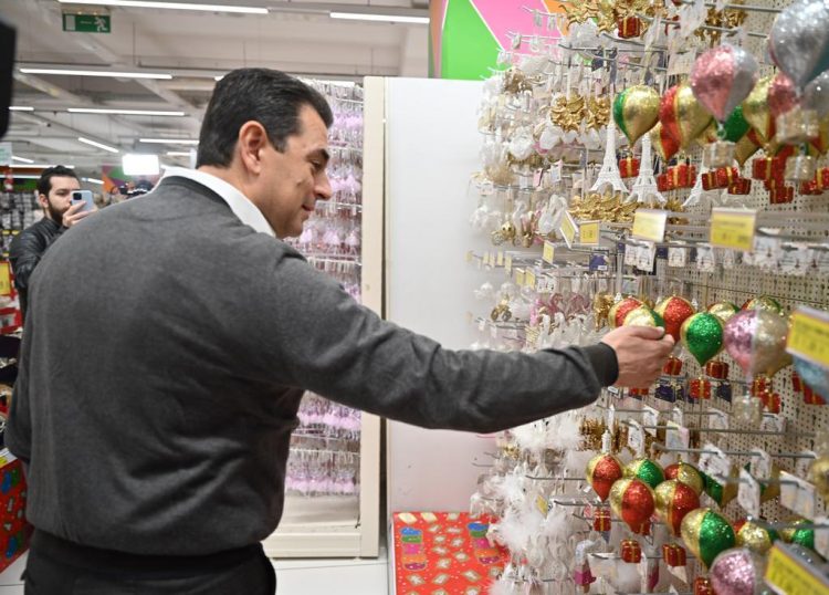 Σκρέκας: «Οι τιμές των χριστουγεννιάτικων ειδών μειώνονται»