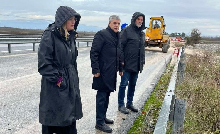 Σε εξέλιξη οι εργασίες για την προσωρινή αποκατάσταση του δρόμου Καρδίτσας – Λάρισας