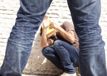 Αγριος ξυλοδαρμός 16χρονου μέσα σε σχολικό λεωφορείο – Τον κλωτσούσαν στο πρόσωπο