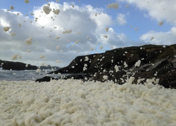 Τι είναι το σπάνιο φαινόμενο «cappuccino coast» που εμφανίστηκε στην Κρήτη