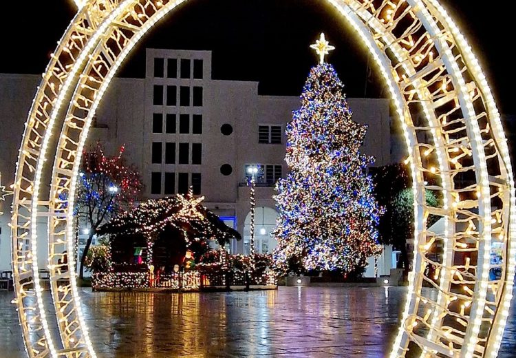 Όλα έτοιμα για την φωταγώγηση του Χριστουγεννιάτικου Δέντρου στην κεντρική πλατεία της Καρδίτσας