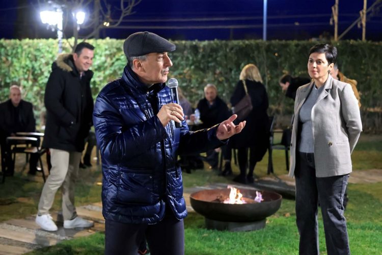 Mε τους υπαλλήλους της Περιφέρειας συναντήθηκε το βράδυ των Θεοφανίων ο Κουρέτας