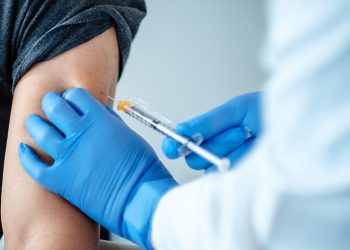 Εξετάζουν εμβολιασμό κατά του κορονοϊού και στα φαρμακεία – Διαγράφονται τα πρόστιμα στους άνω των 60