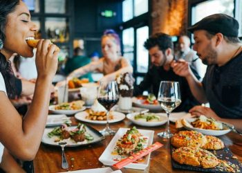 YouGov Profiles – Focus Bari: Πάνω από ένας στους δύο Έλληνες τρώνε συστηματικά έξω