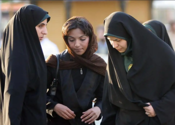 Ιράν: Μια γυναίκα καταδικάστηκε σε 74 μαστιγώσεις επειδή δεν φορούσε την ισλαμική μαντίλα