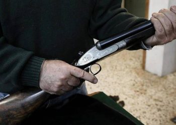 «Γεμίζω την καραμπίνα και έρχομαι να σε σκοτώσω» -Εκτός ελέγχου 60χρονος σύζυγος