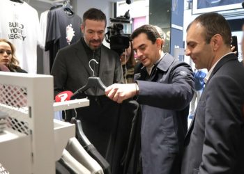 Αυστηρή προειδοποίηση Σκρέκα για τις στρεβλές εμπορικές πρακτικές στην πρεμιέρα των εκπτώσεων