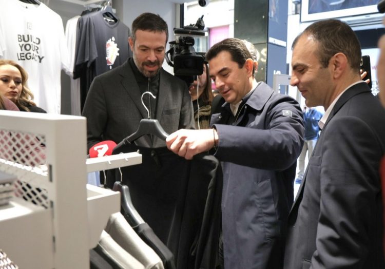 Αυστηρή προειδοποίηση Σκρέκα για τις στρεβλές εμπορικές πρακτικές στην πρεμιέρα των εκπτώσεων