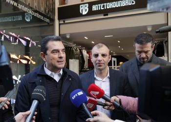 Αυστηρή προειδοποίηση Σκρέκα για τις στρεβλές εμπορικές πρακτικές στην πρεμιέρα των εκπτώσεων