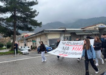 Σιωπηλή πορεία των Σχολείων Μουζακίου για τα Τέμπη – Μήνυμα συμπαράστασης του Δημάρχου