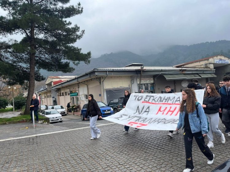 Σιωπηλή πορεία των Σχολείων Μουζακίου για τα Τέμπη – Μήνυμα συμπαράστασης του Δημάρχου