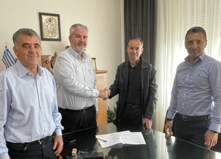 Υπογραφή σύμβασης από το Δήμαρχο Σοφάδων για το έργο ΑΝΑΚΑΤΑΣΚΕΥΗ ΥΠΟΔΟΜΩΝ ΠΟΥ ΕΠΛΗΓΗΣΑΝ ΑΠΟ ΤΗ ΘΕΟΜΗΝΙΑ (ΙΑΝΟΣ)