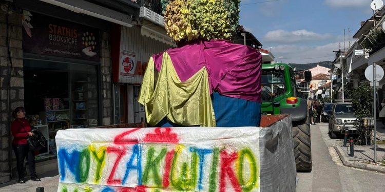 ΠΛΗΘΟΣ ΚΟΣΜΟΥ ΚΑΙ ΞΕΦΑΝΤΩΜΑ ΣΤΟ 2Ο ΜΟΥΖΑΚΙΩΤΙΚΟ ΚΑΡΝΑΒΑΛΙ