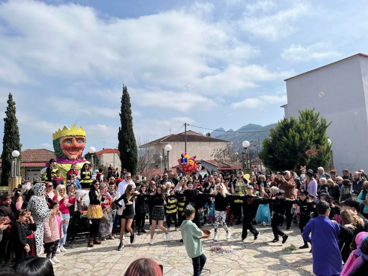 ΠΛΗΘΟΣ ΚΟΣΜΟΥ ΚΑΙ ΞΕΦΑΝΤΩΜΑ ΣΤΟ 2Ο ΜΟΥΖΑΚΙΩΤΙΚΟ ΚΑΡΝΑΒΑΛΙ