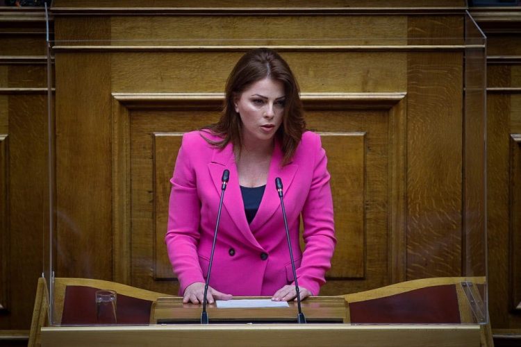 Οικογένειες θυμάτων στα Τέμπη ζητούν να μην εμφανιστεί η Κατερίνα Παπακώστα στην παρέλαση στα Τρίκαλα