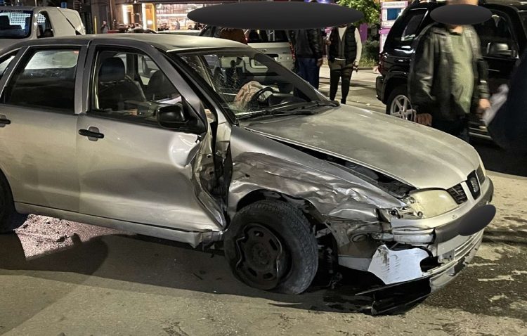 Αναστάτωση στη Λάρισα: Αυτοκίνητο παρέσυρε και τραυμάτισε ανήλικο αφού προσέκρουσε σε άλλα οχήματα