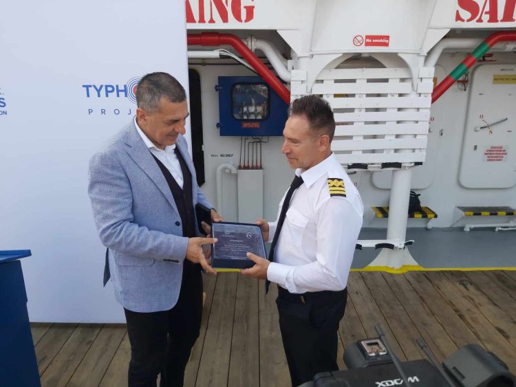 Η Περιφέρεια Θεσσαλίας τίμησε την ομάδα του  «Τυφώνα» που καθάρισε τις ακτές της Μαγνησίας