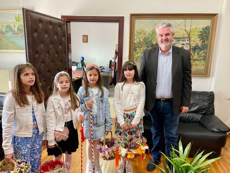 «Λαζαρίνες» τα «έψαλαν» στον Δήμαρχο Σοφάδων