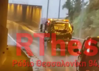 Σύγκρουση στρατιωτικού λεωφορείου και απορριμματοφόρου με τρία ΙΧ