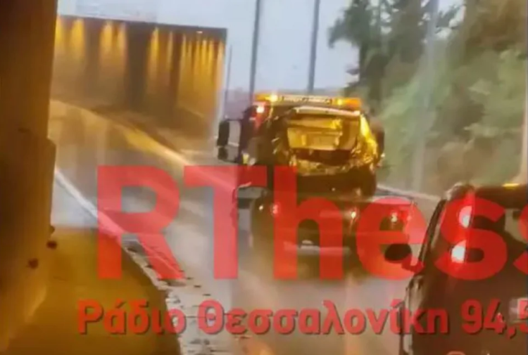 Σύγκρουση στρατιωτικού λεωφορείου και απορριμματοφόρου με τρία ΙΧ