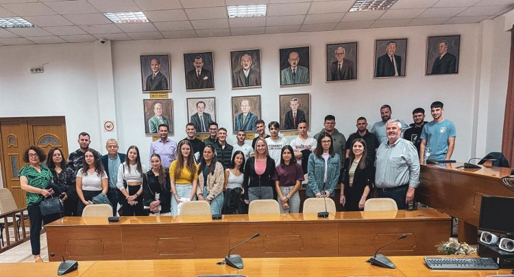 Ο Δήμαρχος Σοφάδων συνομιλεί με τους μαθητές της Γ Λυκείου