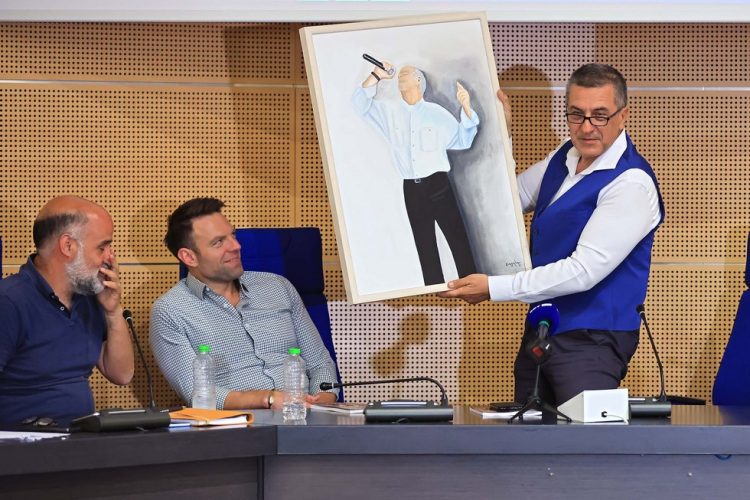 Παρουσιάστηκε στην Περιφέρεια Θεσσαλίας το βιβλίο για τον Δημήτρη Μητροπάνο «Βαδίζουμε μαζί στον ίδιο δρόμο»