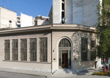 Πήγε σε τράπεζα της Λάρισας 40.000 ευρώ που είχαν κλαπεί στη Λιβύη