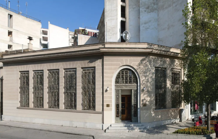 Πήγε σε τράπεζα της Λάρισας 40.000 ευρώ που είχαν κλαπεί στη Λιβύη