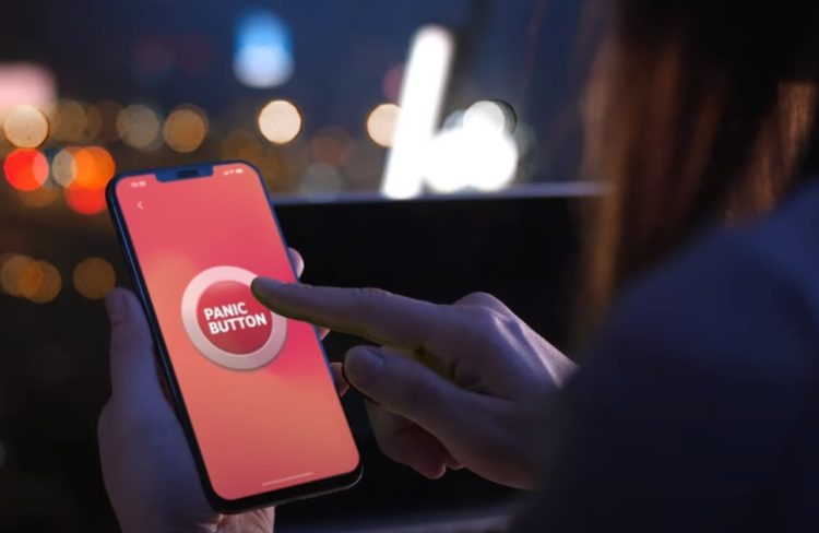 Το «Panic Button» επεκτείνεται σε ολόκληρη τη χώρα: Χορηγείται πλέον σε κάθε ενήλικο θύμα ενδοοικογενειακής βίας